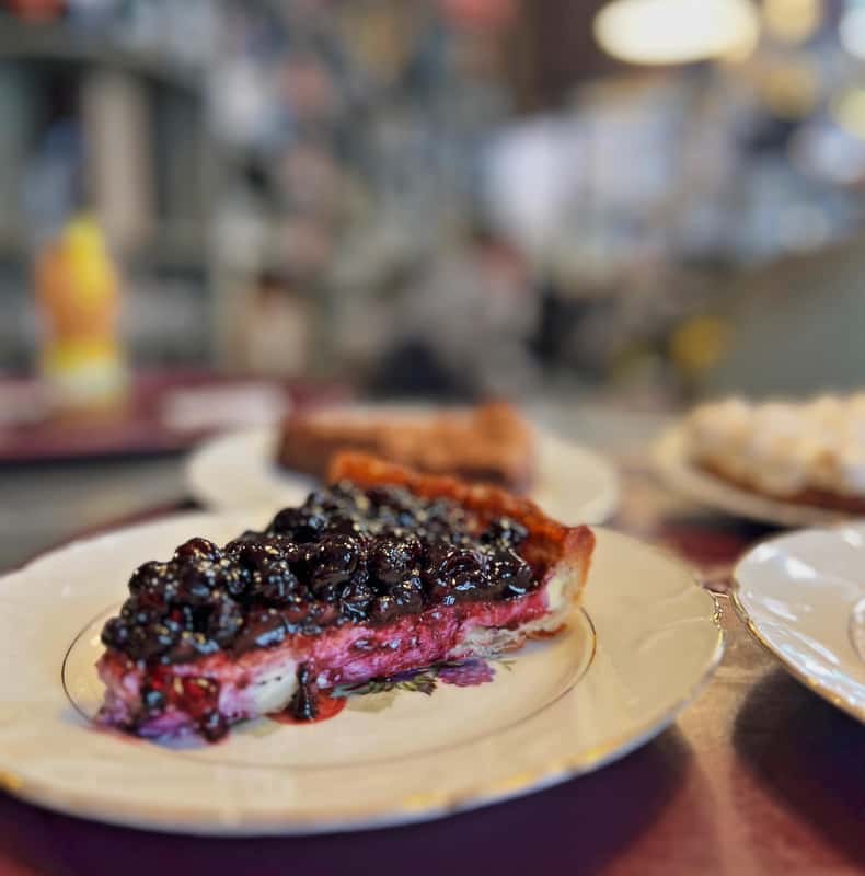 Avignon: Historic District Guided Food & Wine Walking Tour